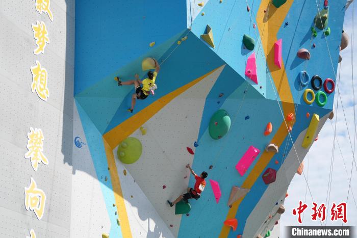 全民健身日：344名青少年聚首江西赣州全南攀岩