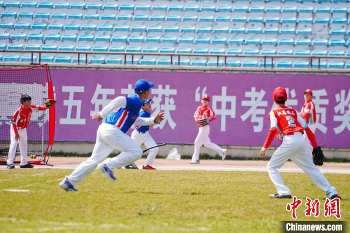 两岸青少年棒垒球赛在台州开赛 两岸小将共展球