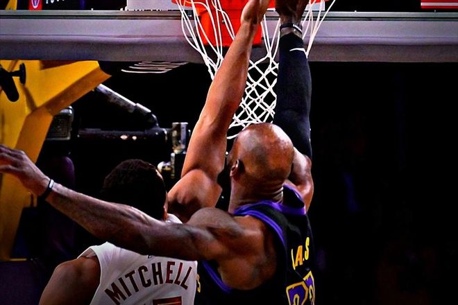 湖人轻取骑士东契奇砍42+12助创纪录 詹姆斯助队