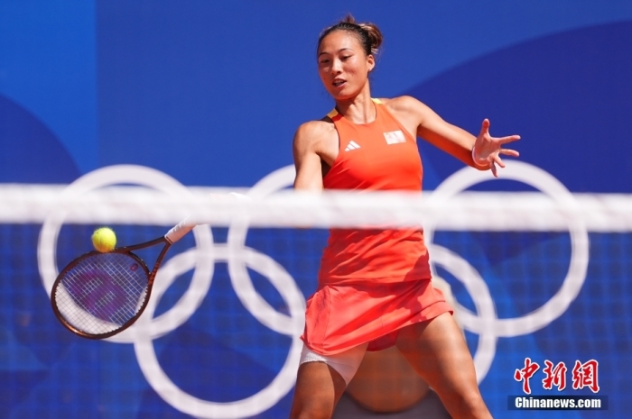 郑钦文在巴黎奥运半决赛击败世界第一斯瓦泰克