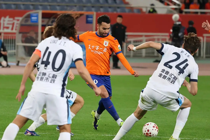 山东泰山主场不敌大连英博遭遇两连败 克雷桑重