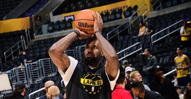 詹姆斯谈湖人季后赛主场优势与挑战