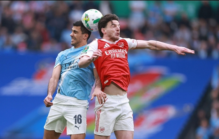 阿森纳与曼城上半场0比0战平 关键对决陷入战术