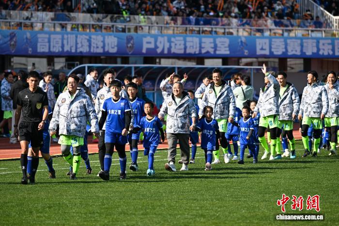 香港明星足球队燃情昆明：近万人合唱共忆流金